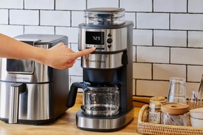 豆と水を入れるだけ、淹れたてコーヒーが手軽に楽しめる