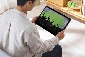 手持ちでも、スタンドに装着しても、大画面でエンタメを堪能