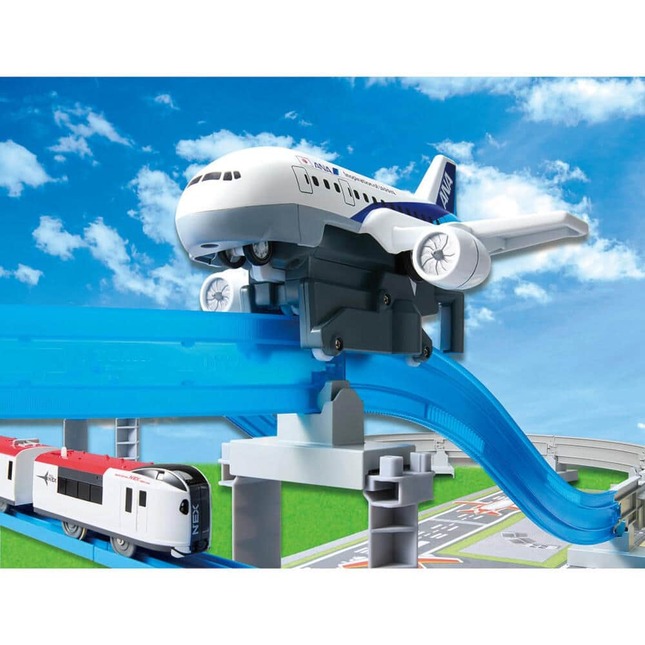 飛行機らしいギミック搭載、プラレールやトミカとも組み合わせて遊べる