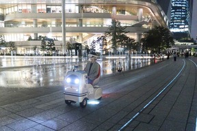 高輪ゲートウェイ駅前を1人乗りの自動運転モビリティ「RakuRo（ラクロ）」に乗って体験する。約500メートルのコースを10分ほどかけて走る
