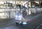 高輪ゲートウェイに「夜のサファリ」出現　キリンのお腹くぐり、目の前にはライオン