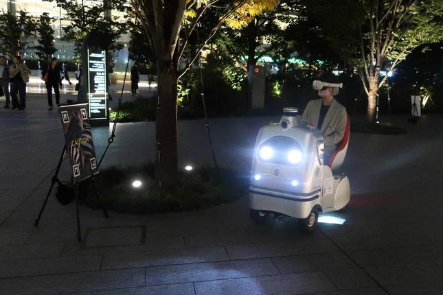 写真左側にある看板を3～4秒ほど見つめると、動物などの映像が表示される
