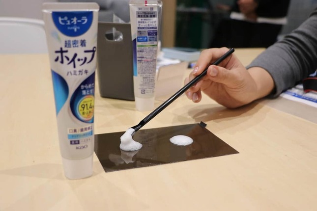 普通の歯磨き粉と比べ、伸びが変わる構図