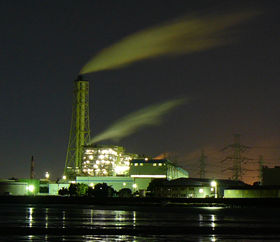 陽が落ちても煙を上げ続ける東京湾沿いの工場。その夜景は美しい