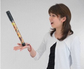 手のひらに「棒」を立てて、何秒バランスを保てるかを競う