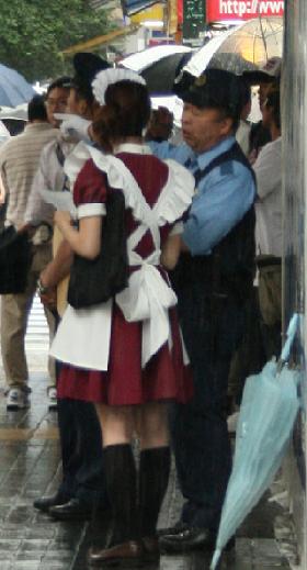 街頭でメイドさんに話しかける警察官の姿も見られた