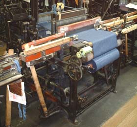 染めた糸を織機にセットして織る。一反分、13メートルほどを織り上げるのに約一日かかる。（写真提供：臼井織布）