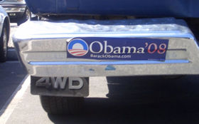 自動車のバンパーに貼られているオバマ候補のステッカー