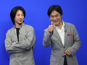 「ニコ動」ユーザーにメッセージを送る西村氏（左）と夏野氏（右）""