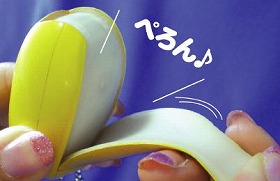 バナナの皮をめくると「ぺろん♪」という藤田さんの声がながれる