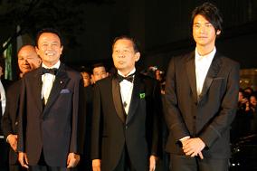 麻生太郎首相や金城武さんの登場に、沿道から黄色い歓声が飛んだ（中央は二階俊博経済産業相）