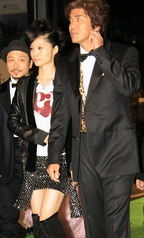 宮崎あおいさんのファッションに沿道の注目が集まっていた