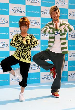 ヨガポーズで笑顔を見せる矢口さん（左）と上地さん（右）