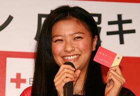 献血キャンペーンに登場した榮倉奈々さん