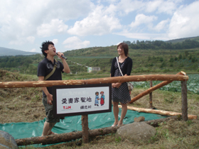 嬬恋村で行われた「キャベツ畑の中心で妻に愛を叫ぶ 2007」の1シーン。プロポーズの模様だという。（写真：嬬恋村役場提供）