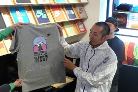 自作Tシャツに見入る為末選手