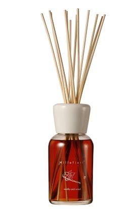 写真はNaturalシリーズのセンティッドスティック（バニラウッドの香り）で、Lサイズ（7140円）。香りは全16種ある
