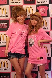 特別デザインの「バラ色Tシャツ」をお披露目する桃華さん（左）と益若さん（右）