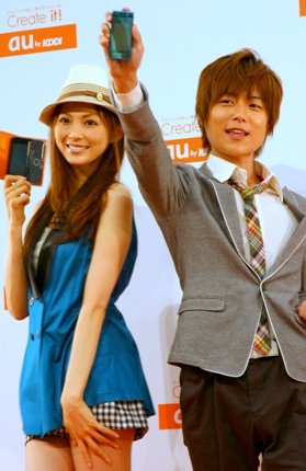 au2009年夏モデルを手にする押切さん（左）と杉浦さん（右）