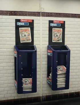 駅構内に設置された無料新聞のラック