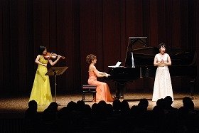 左から相川麻里子さん(ヴァイオリン)、岡崎ゆみさん(ピアノ)、矢崎陽子さん(ソプラノ)