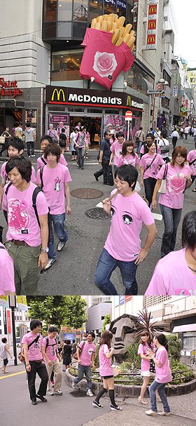 バラ色Tシャツを着て「マクドナルド渋谷センター街店」を出発（写真上）。渋谷・モヤイ像近辺にも出没（写真下）