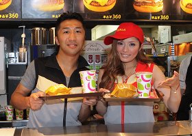 レジで「絶妙ハンバーガー」を販売する内藤大助さん(左)と安西ひろこさん(右)