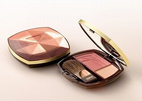 簡単＆キレイにチークがのせられるコンパクト！