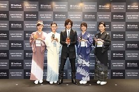 「JAPAN TEXTURE Special Editions for iPhone 3GS/3G」発表会のフォトセッションでカメラに収まる早乙女太一さん（写真●●＝例・中央、右端など）