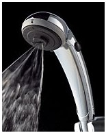 シャワーが3段階で切り替えできて節水。掃除しやすいバスルーム