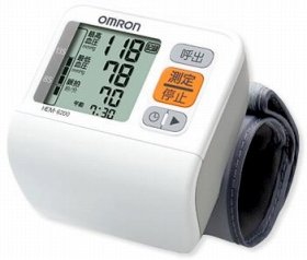 「手首」で測れる血圧計