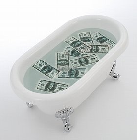 円･＄札浮かべて入るリッチ風呂