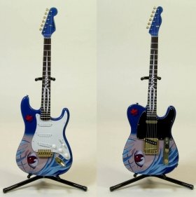 写真は、右から「REI STRATOCASTER TYPE01 1／8 MODEL」「REI TELECASTER TYPE02　1／8 MODEL」（ギタースタンドは付属しない）（c）khara （c）F‐toys