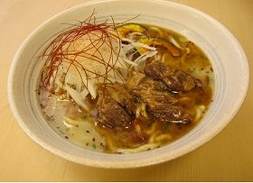 濃厚な豚骨魚介スープに超太麺が絡み合う
