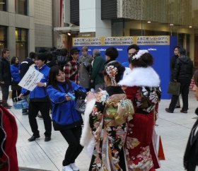 渋谷パルコ前には振り袖姿の新成人が訪れた