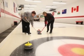 右の女性は、ディーンさんのお母さん。スイーピングも力強い