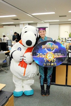 J-CASTニュース編集部を訪れたスヌーピーとパークコンシェルジュの山本さん