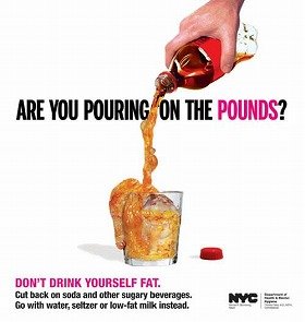 NYの保健所のポスターは、ペットボトルの中から流れ出ている脂肪で肥満防止を訴えた。