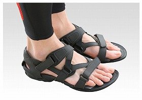 フィット感抜群のサンダル　わらじがヒントに