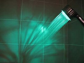 水温に応じて水の色が変わるシャワー？？？
