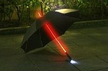カラー光線で夜道もバッチリ！　発光するLED傘だよ