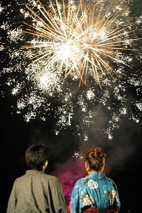 花火でプロポーズ、2万人の祝福うける幸せカップルは誰だ？