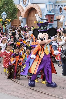 （C）Disney　トゥーンタウン・ハロウィーン仮装パーティーの様子