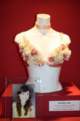 ピンクリボンへの思いを込めて田丸麻紀さんがデザインしたブラ