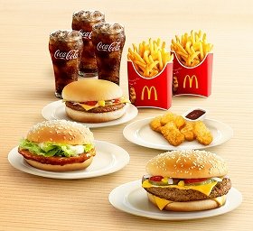 写真はセットB　ハンバーガーはクォーターパウンダー・バーガー、てりやきマックバーガー、チーズバーガーの3つ