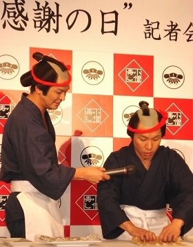巻きずしをつくる「ますだおかだ」の増田さん（写真右）。左は岡田さん（2010年11月23日、東京・赤坂で）
