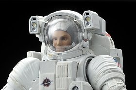 1/10スケール、NASAの宇宙服をプラモで再現