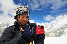 3度目の「単独・無酸素エベレスト登頂」に挑戦中の登山家・栗城史多さんをパナソニックが「LUMIX FT3」で応援