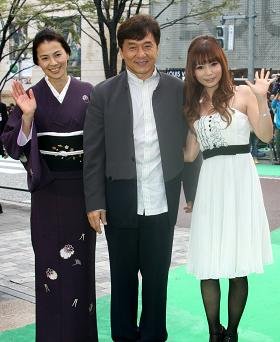 グリーンカーペットを背景に笑顔を見せるジャッキー・チェンさん（中央）。左側は日本語版の吹き替えを担当した江角マキコさん。右側は中川翔子さん