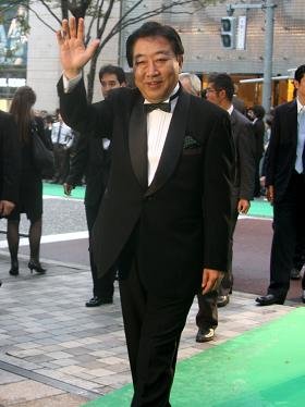 野田首相は、蝶ネクタイ姿でグリーンカーペットを歩いた